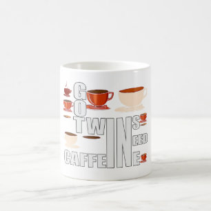 Mamma i twillingar behöver koffein kaffemugg