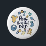 Mamma i Vilden Ett år gammal förstafödelsedag Knapp<br><div class="desc">Mamma i vilden ett. Mamma-design för 1:a födelsedag för pojk-mamma med en son som vrider ett och mor av en 1-åring som firar denna minnesvärda milstolpe. Coola och fantastisk för mamma första födelsedagsfest med sin lilla pojke. Perfekten är utformad för en speciell kvinna i ditt liv som är världens bästa...</div>