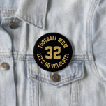 Mamma Jersey-nummer för fotboll i Black och Guld Knapp<br><div class="desc">Skål på ditt favoritlag, fotbollsspelare eller visa upp ditt pride med en anpassningsbar personlig-spritknapp! Lägg till din skola namn eller anpassa dig med spelarens namn och jersey-nummer. Perfekt för fotboll, basket, baseboll och fotbollsspel! Skapa anpassningsbar stift för hela teamet, cheerleadership, föräldrar och syskon till bära på speldagen. Klicka på Anpassa...</div>