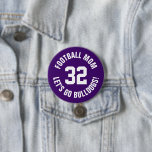 Mamma Jersey-nummer för lila och vit fotboll Knapp<br><div class="desc">Skål på ditt favoritlag, fotbollsspelare eller visa upp ditt pride med en anpassningsbar personlig-spritknapp! Lägg till din skola namn eller anpassa dig med spelarens namn och jersey-nummer. Perfekt för fotboll, basket, baseboll och fotbollsspel! Skapa anpassningsbar stift för hela teamet, cheerleadership, föräldrar och syskon till bära på speldagen. Klicka på Anpassa...</div>