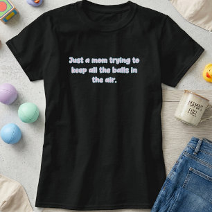 Mamma jonglerar bollar i luften Föräldraliv Design T Shirt