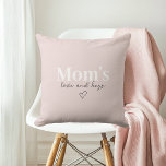 Mamma Kärlek & Hugs Rosa | Mor's Day Gift Kudde<br><div class="desc">Förenkla Mamma med detta "Mamma's Kärlek & Hugs" rosa dekorativ kudde - ett mysigt och hjärtligt tillägg till alla hem! Designad med kärlek är denna mjuka kudde för pastellernas rosa en daglig påminnelse om Mamma värme, omsorg och ändlösa hakar. Perfekt för att dekorera vardagsrummet, sovrummet eller en mysigt läsnota. Den...</div>