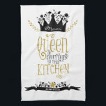Mamma - Köksdrottning | Guld Glitter Kökshandduk<br><div class="desc">Drottning av allt i kökets tehandduk. Den har en slående svart och vit blommigt med botaniska hand plockade och guld-glitter-stil. Detta är en visuell effekt som uppnås genom digital utskrift, och den avslutat utformningen kommer att tryckas platt, som det visas här, utan att glitter, guld eller liknande läggs till. Anpassa...</div>