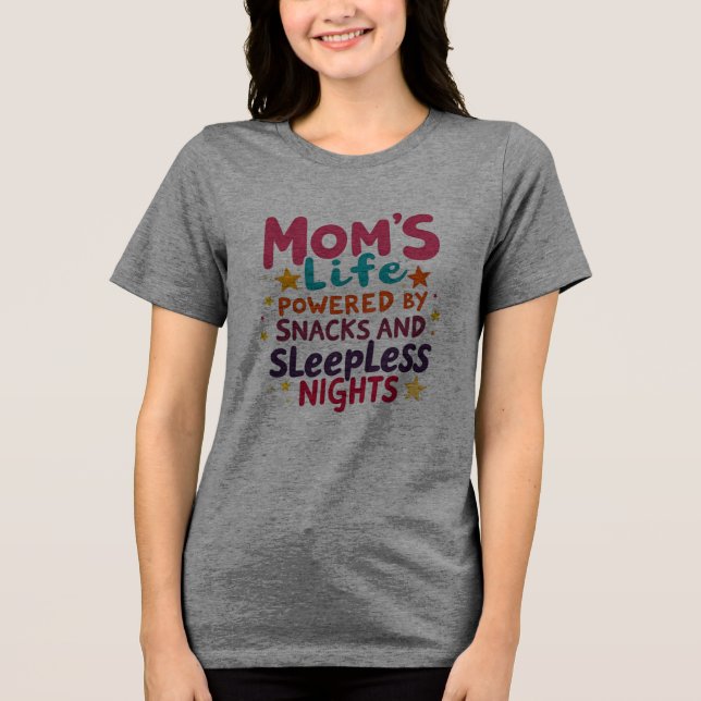 Mamma Life Powered by Snacks and Sleepless Nights T Shirt (Framsida)