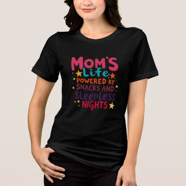 Mamma Life Powered by Snacks and Sleepless Nights T Shirt (Framsida)
