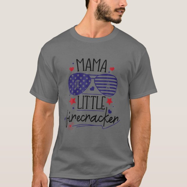 Mamma Little Firecracker Celebrate 4 juli-familjen T Shirt (Framsida)