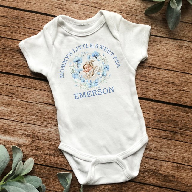 Mamma Little Sweet Pea Baby T-Shirt eller Creeper (Mommy's Little Sweet Pea Blue Floral Wreath Custom Shirt )