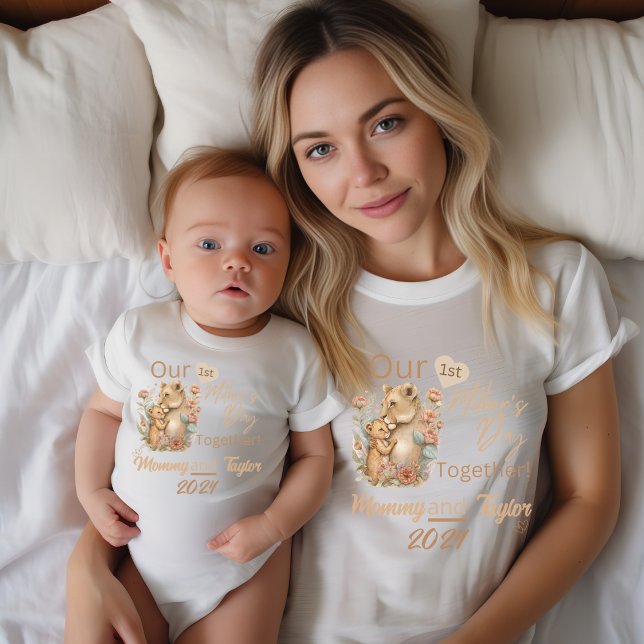 Mamma matcha Lejont vår första Mors dag tillsamman T Shirt (Matching Mommy and Baby shirts. Lioness and cub. Our First Mother's Day Together!)