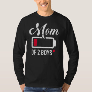 Mamma med 2 socklar med låg batterinivå t shirt