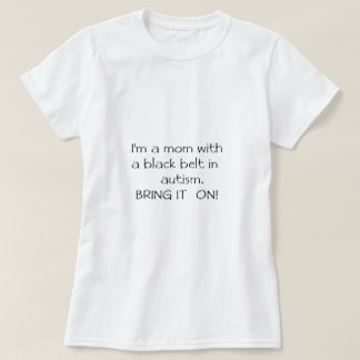 Mamma med ett svart bälte i Autism Tee Shirt