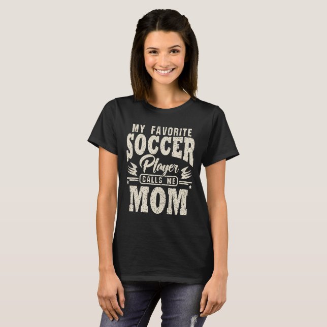 Mamma Min favoritfotbollsspelare ringer mig T Shirt (Hel framsida)