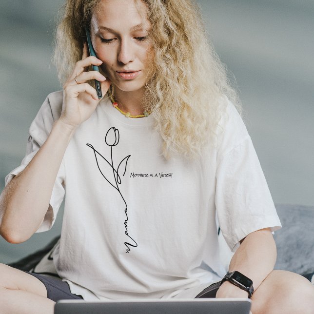 Mamma | Minimal Chic Script och blus med blommor T Shirt (Skapare uppladdad)