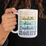 Mamma Modern Mamma Barn Namn Mors Dag Gåva Kaffemugg<br><div class="desc">Tittar du en söt personlig för mamma? Ta en titt på den moderna Mamma Kids Namn Mors dag-giftkaffe Mugg. Du kan lägga till tre barn namn i mallen fält. Behöver du mer namn? Öppna designen verktyg om du vill anpassa den helt och hållet!</div>