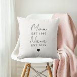 Mamma Nana EST Dekorativ kudde | Personlig Gift<br><div class="desc">Fira det vackra bandet mellan generation med anpassningsbarna "Mamma EST" och "Nana EST" dekorativ kudde. Designat med ett elegant minimalistiskt stil är det den perfekt personligens gåva till Mor's Day, Grandparent's Day, baby annonser, eller bara för att säga "I kärlek you". Anpassa namn och fastställa år för att markera ett...</div>