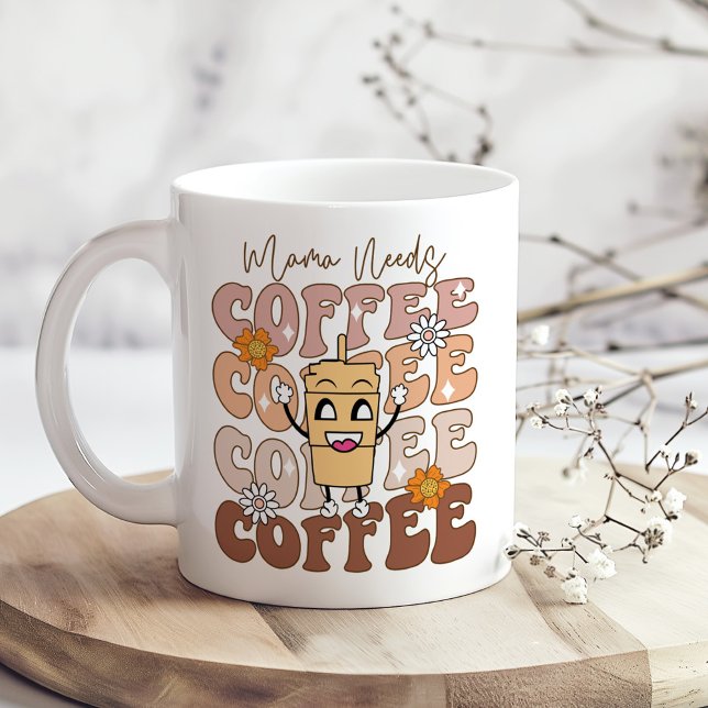 "Mamma Needs Coffee" Retro Funny Pastel-Blommigt Kaffemugg ("Mama Needs Coffee" Retro Funny Pastel Floral Coffee Mug on a boho kitchen table with tiny flowers)
