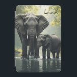 Mamma och Baby Elephant Personlig iPad Mini Skydd<br><div class="desc">En elefant från baby och mor i den afrikanska regnskogen står tillsammans vid en damm. Lägg till ditt namn på den här tabletten fodral i personaliseringsområdet.</div>