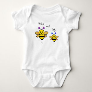 Mamma och Me Whimsical Blommigt Bee Baby Bodykosty T Shirt