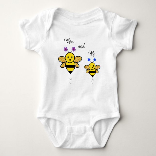 Mamma och Me Whimsical Blommigt Bee Baby Bodykosty T Shirt (Framsida)