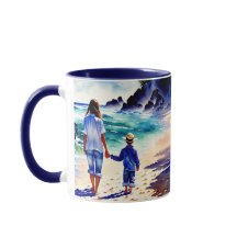 Mamma och son som går på stranden Mugg
