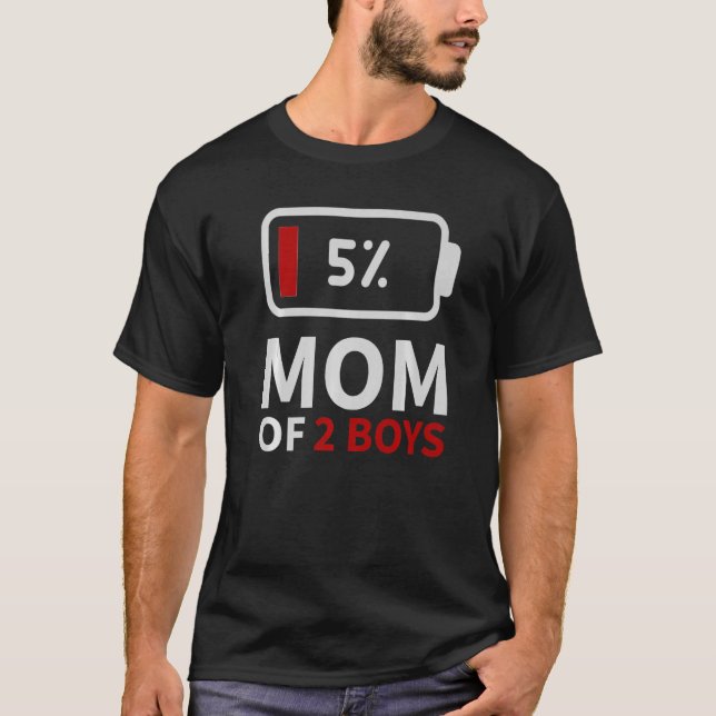 Mamma på 2 Boys med låg batteritid morsa-familjen  T Shirt (Framsida)