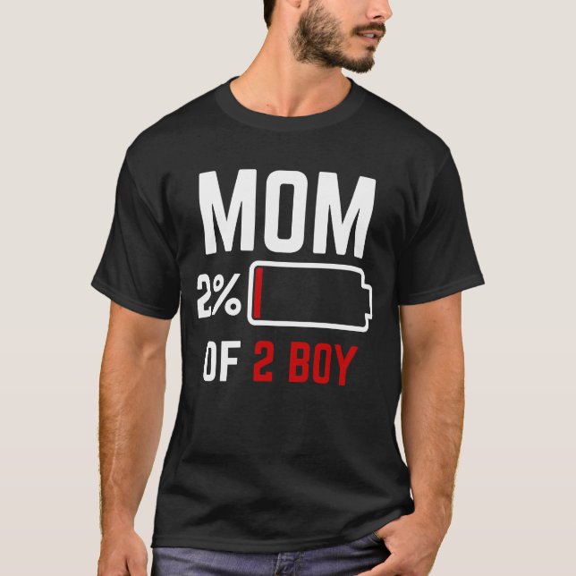 Mamma på 2 pojkar Lågbatteriladdande födelsedag fö T Shirt (Framsida)
