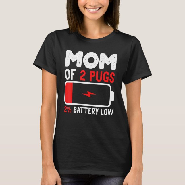Mamma på 2 Pugs Mamma med låg batterilivslängd för T Shirt (Framsida)