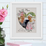 Mamma Photo Guld Hjärtformade Rosa Blommigt Ram Poster<br><div class="desc">Anpassningsbar Photo poster som du kan anpassa för vem som helst och lägga till ett favorittalesätt eller ord från hjärtat. Ditt foto är inställt på ett geometriskt hjärtformade guld ram. Äppelstenen ram har en vattenfärgad bukett av rosa blommor. Det är skrivet med formuleringen "Mamma, utjämna upp- och nedgångarna, fylla mig...</div>