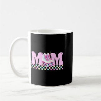 Mamma rullar in på födelsedags rullskridskoåkning kaffemugg