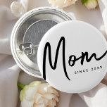 Mamma sedan 20XX Modern enkel Chic Knapp<br><div class="desc">Denna enkla och moderna utformning består av sanserif-typografi.</div>