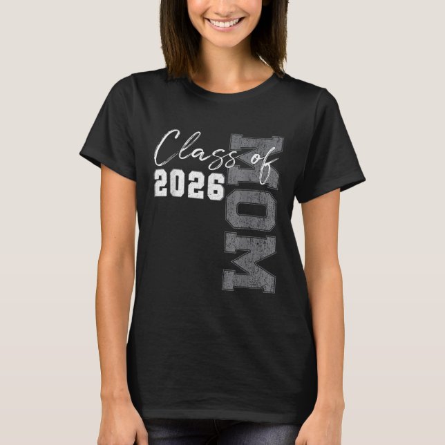 Mamma Senior 2026 Stolt mamma till en student som  T Shirt (Framsida)