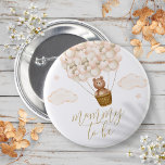 Mamma som ska vara Nalle, babyskor för Guld Knapp<br><div class="desc">Anpassa för mamma,  pappa,  barn,  mormor eller någon annan som delar med dig av dina bra- och babyduscharrangemang. Designad av Thisisnotme©</div>
