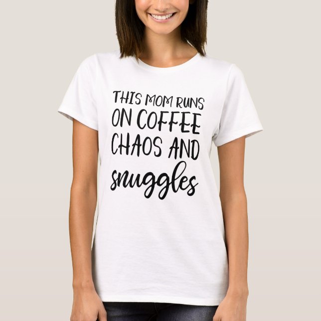 Mamma springa om kaffekaossen och T-shirt (Framsida)