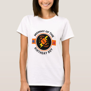 Mamma till födelsedagspojken fotboll T-shirt