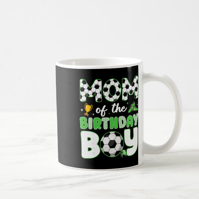 Mamma till födelsedagspojken Rolig fotboll födelse Kaffemugg (Höger)