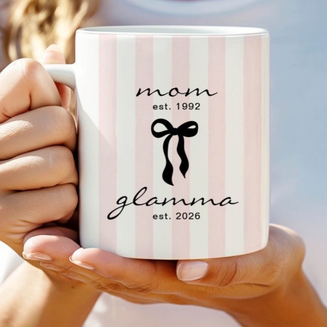 Mamma till Glamma Est Mugg med rosett (Skapare uppladdad)