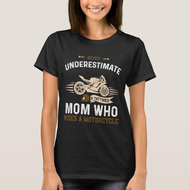 Mamma underskattar aldrig en tattoed Mamma som Ri  T Shirt (Framsida)