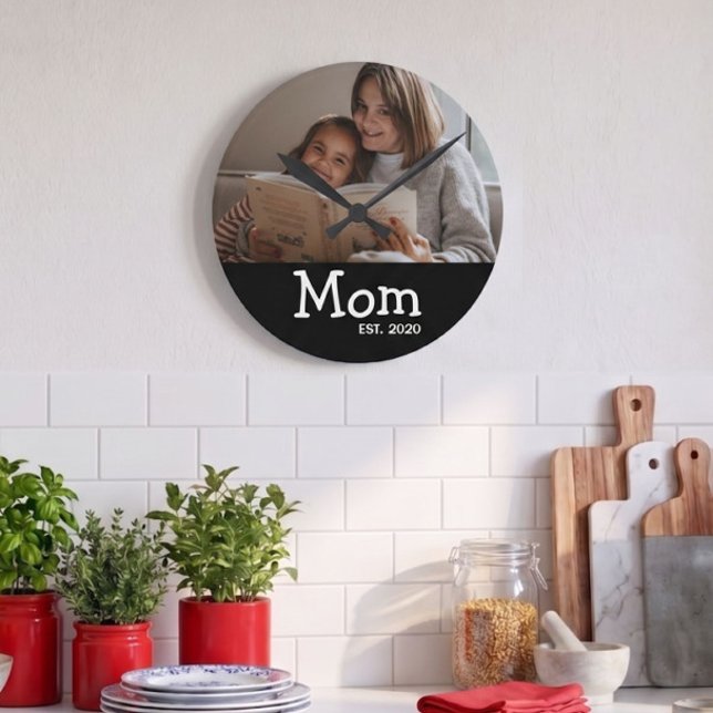 Mamma Upprättad med Vit Whimsical Font Rund Klocka (Skapare uppladdad)