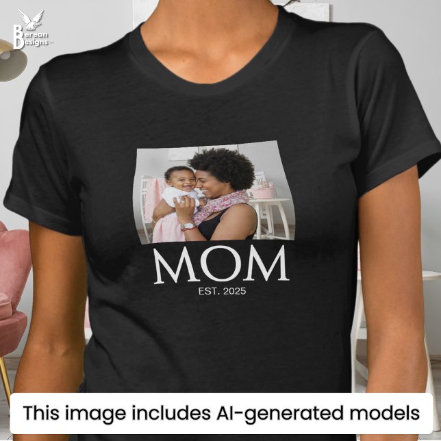 Mamma Upprättade Bild Caps T Shirt (Stylish MOM ESTABLISHED T-shirt with custom photo and text. Ideal Mother's Day gift for new moms.)