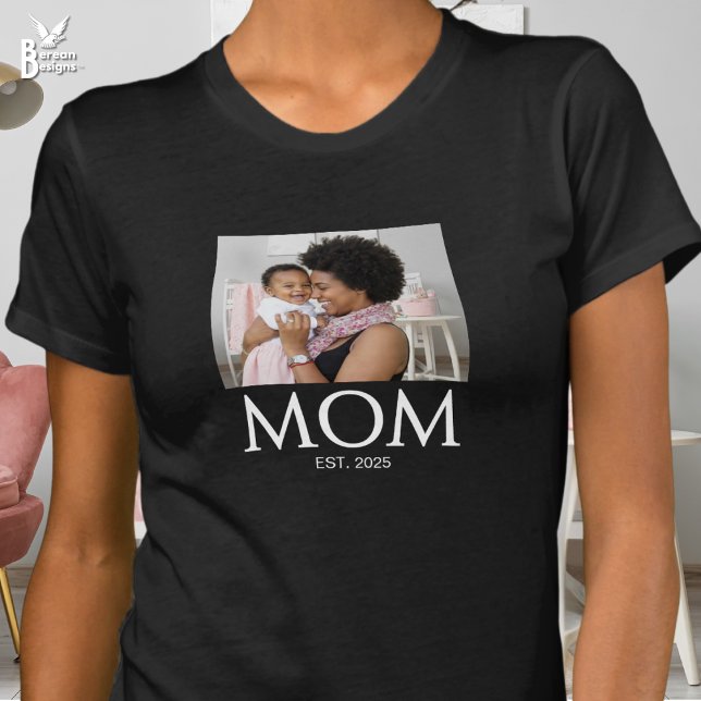 Mamma Upprättade Bild Caps T Shirt (MOM ESTABLISHED classic caps photo T-shirt with customizable year. Ideal gift for new moms.)