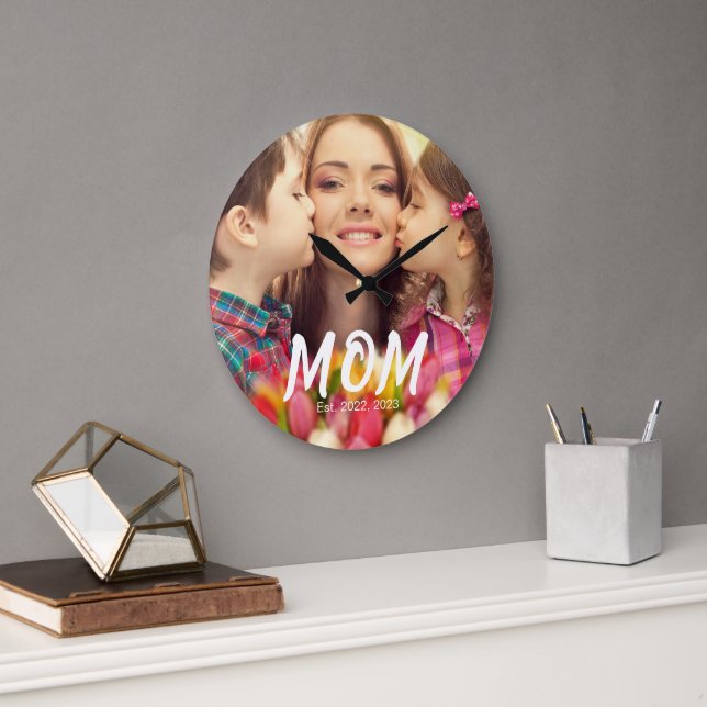 Mamma Upprättade Modern Vit Fet Font Foto Stor Klocka (Kontor)