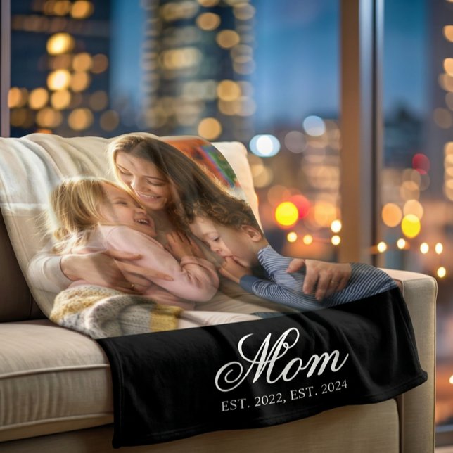 Mamma Upprättade Vitt Elegant Skript Foto Fleecefilt (Mom Established White Elegant Script Photo Fleece Blanket)