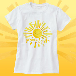 Mamma vid babyduschen i gult vid babyduschen i sol t shirt