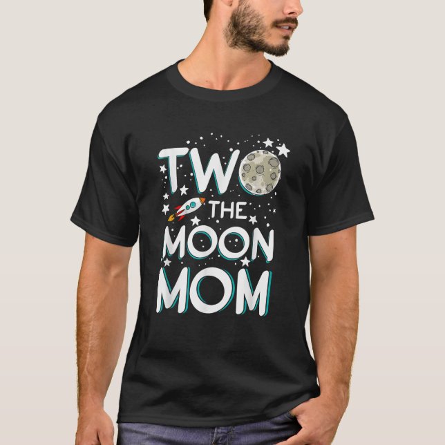 Mamma vid födelsedagskorgen två Måne Mamma M T Shirt (Framsida)
