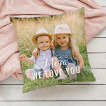 Mamma We Kärlek You Personlig Mors dag Photo Kudde<br><div class="desc">Anpassningsbarnas fotokudde innehåller två favoritfamiljefoller av barnen (fram och bak) med ett speciellt "Mamma,  we kärlek you"-meddelande i elegant,  vitt format som kan vara personlig med den ordalydelse du föredrar. En vacker gåva till Mamma i Mors dag!</div>