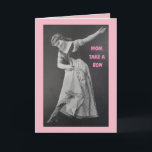 MAMMA WIFE TAR EN VINTAGE BIRTHDAY ROSA KORT<br><div class="desc">Det här "Ta ett Bow"-kortet är perfekten för att låta Mamma (eller hustru) veta hur viktig hon är för din familj. Provet har ställts in för Mor-dagen, men kan enkelt redigeras för en födelsedag, studenten, ett nytt jobb osv. Bilden skapades från ett originalfoto 1895... Jag skapar mina produkter för den...</div>