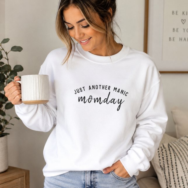 Mammalivet Tröja | Bara ännu en manisk mammondag (Funny mom sweatshirt with Just Another Manic Momday quote for coffee runs and errands.)
