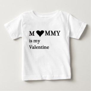 Mamman är mitt valentinbabyspädbarn t shirt