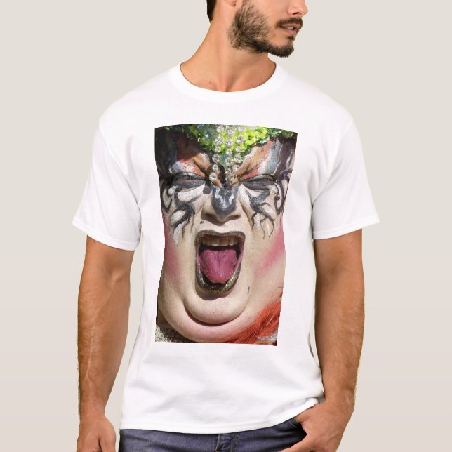 Mamman behöver en Trashy drink T-shirt (Framsida)
