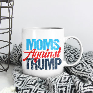 Mammor mot den politiska utvecklingen kaffemugg