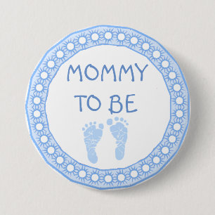 Mammor som är blåttpojkebaby shower, knäppas knapp